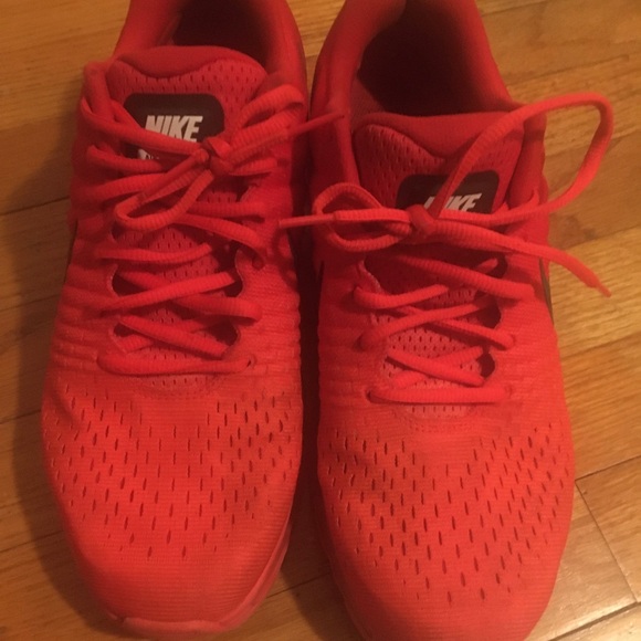 Nike Air Max 2017 Bright Crimson Red Size 11 Athletic Running Track - Picture 2 of 7